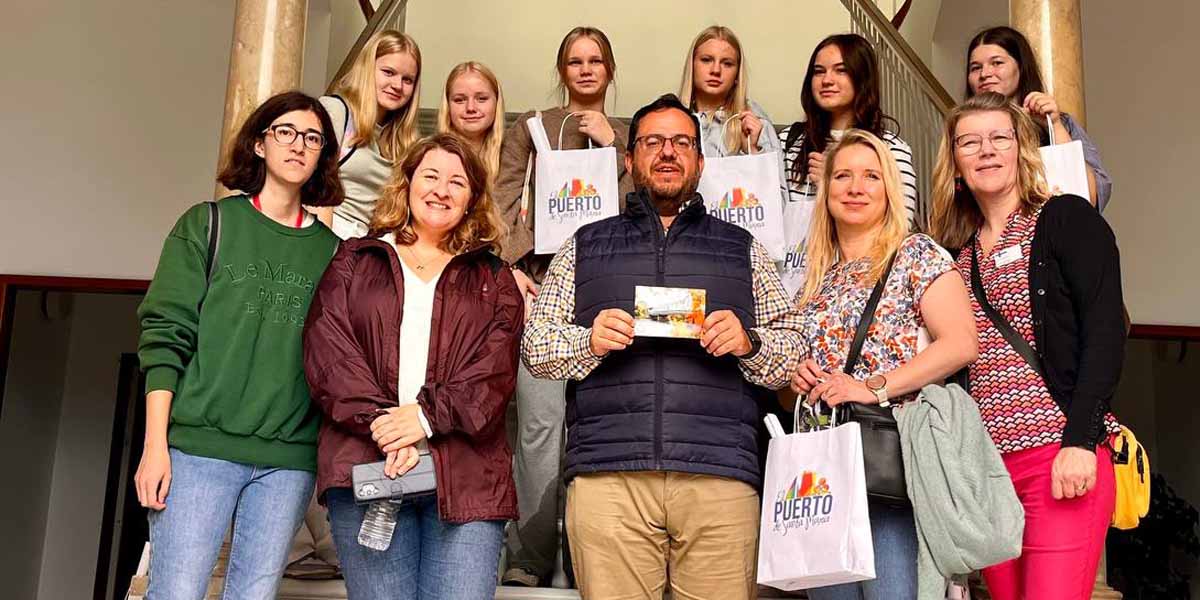 El Ayuntamiento de El Puerto recibe la visita de un grupo de Erasmus procedentes de Finlandia