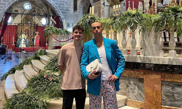 Calleja supervisa el montaje del exorno floral de la Patrona