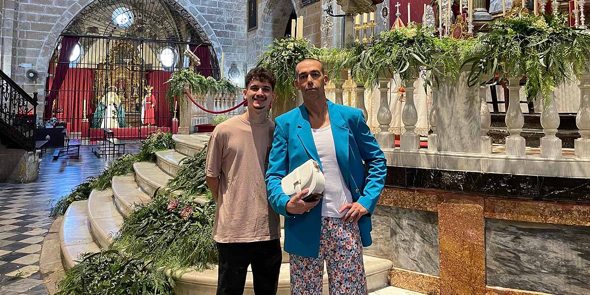 Calleja supervisa el montaje del exorno floral de la Patrona