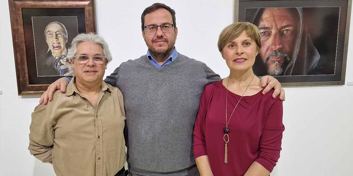 La exposición "Reencuentro" ofrece la pasión de Cati Jaén por los retratos al pastel y de David Morales hacia el dibujo