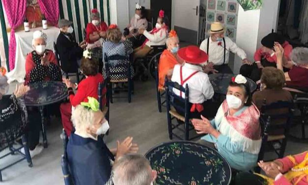 El Centro de Mayores San Juan pone en marcha una caseta de Feria en su residencia