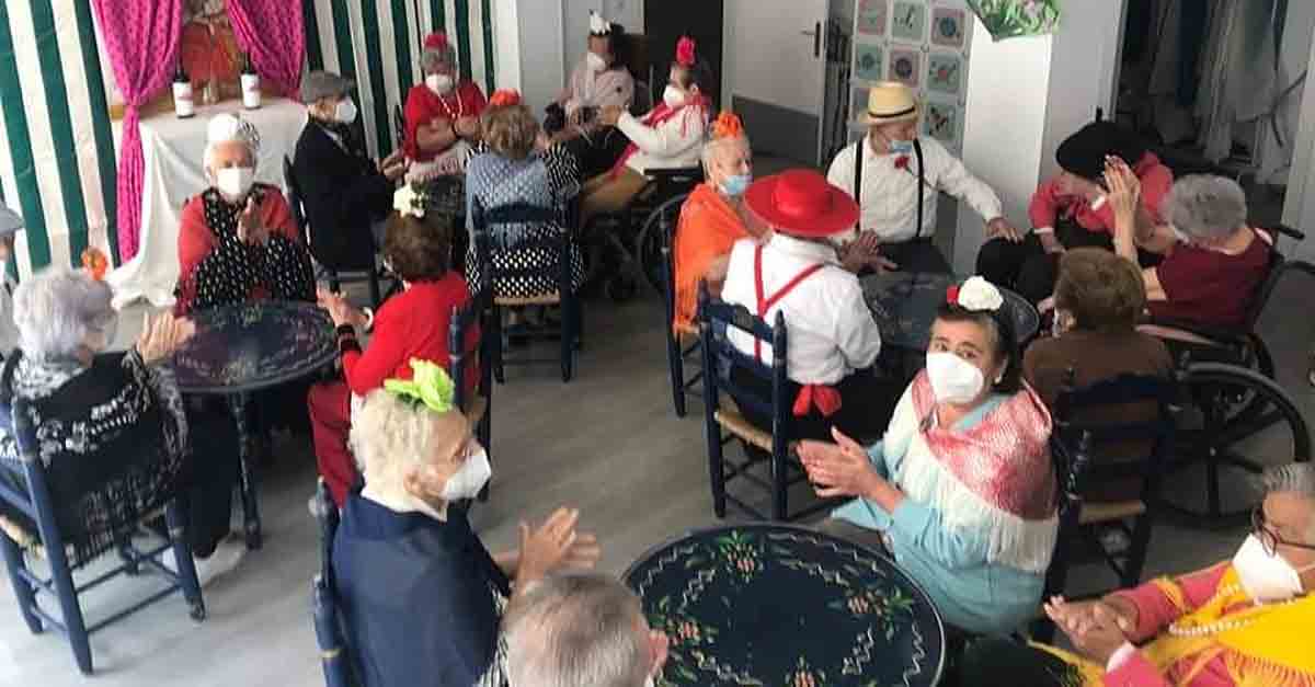 El Centro de Mayores San Juan pone en marcha una caseta de Feria en su residencia
