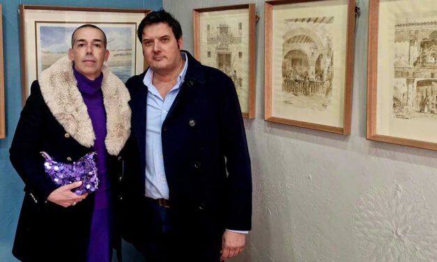 Adrián Ferreras inaugura "Aromas de Mar y Cofradías", una exposición que Cuadros La Galería acoge hasta el viernes 29