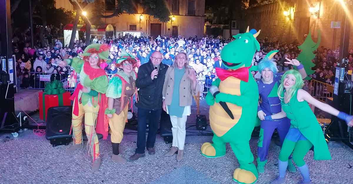La fiesta infantil de Baby Radio llena la Plaza del Castillo para darle la bienvenida al 2023