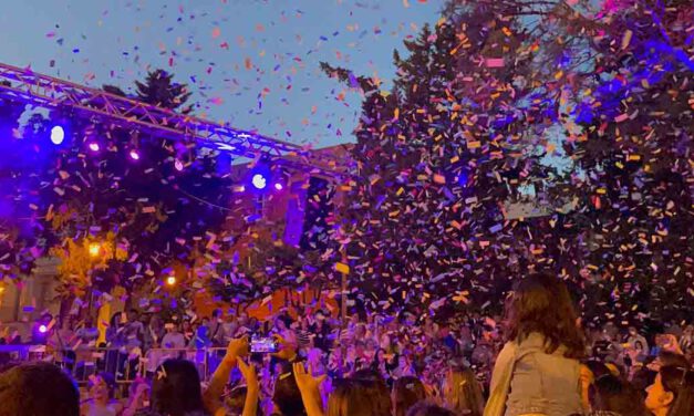 La Plaza del Castillo concentró anoche el Orgullo de El Puerto 2022