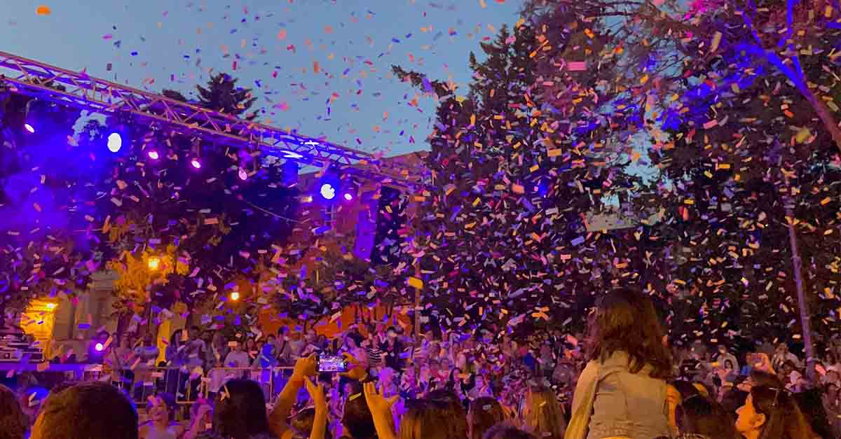 La Plaza del Castillo concentró anoche el Orgullo de El Puerto 2022