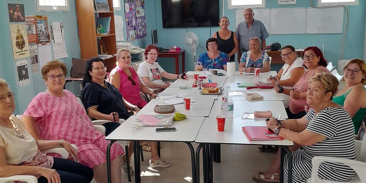 Los Milagros solicita un refuerzo de limpieza en la plaza principal, papeleras o bancos