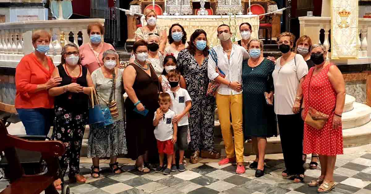 Calleja acompaña a la AAVV Virgen de los Milagros en su primera ofrenda floral a la Patrona