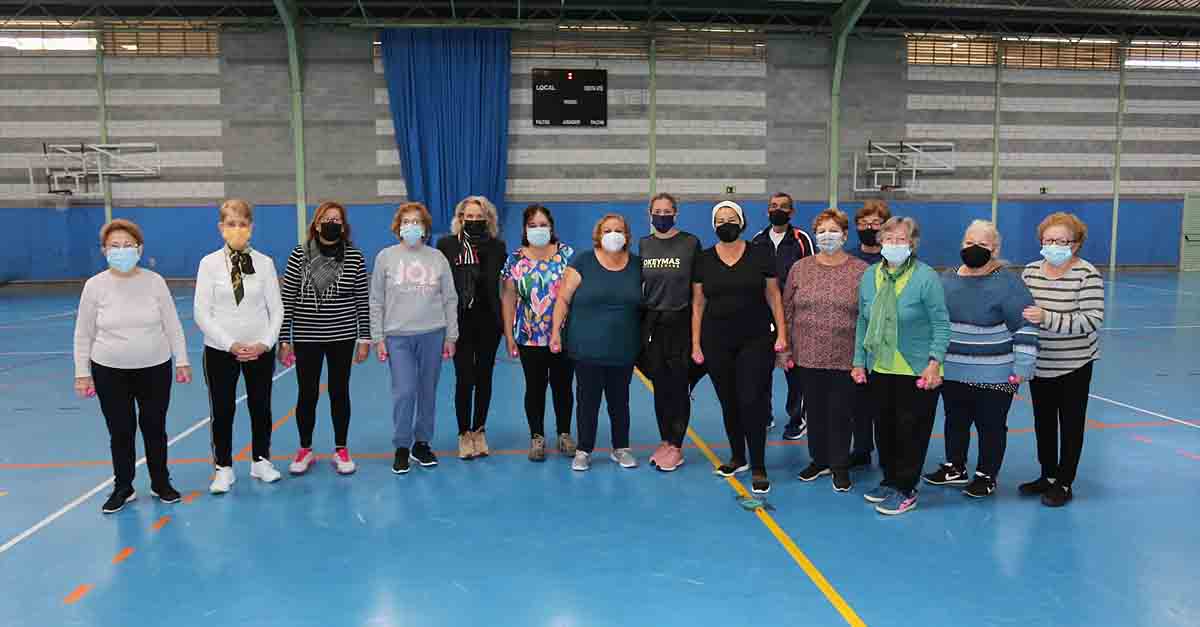 Cerca de 200 mayores se dan cita en el Pabellón Jóvenes Portuenses para ponerse en forma
