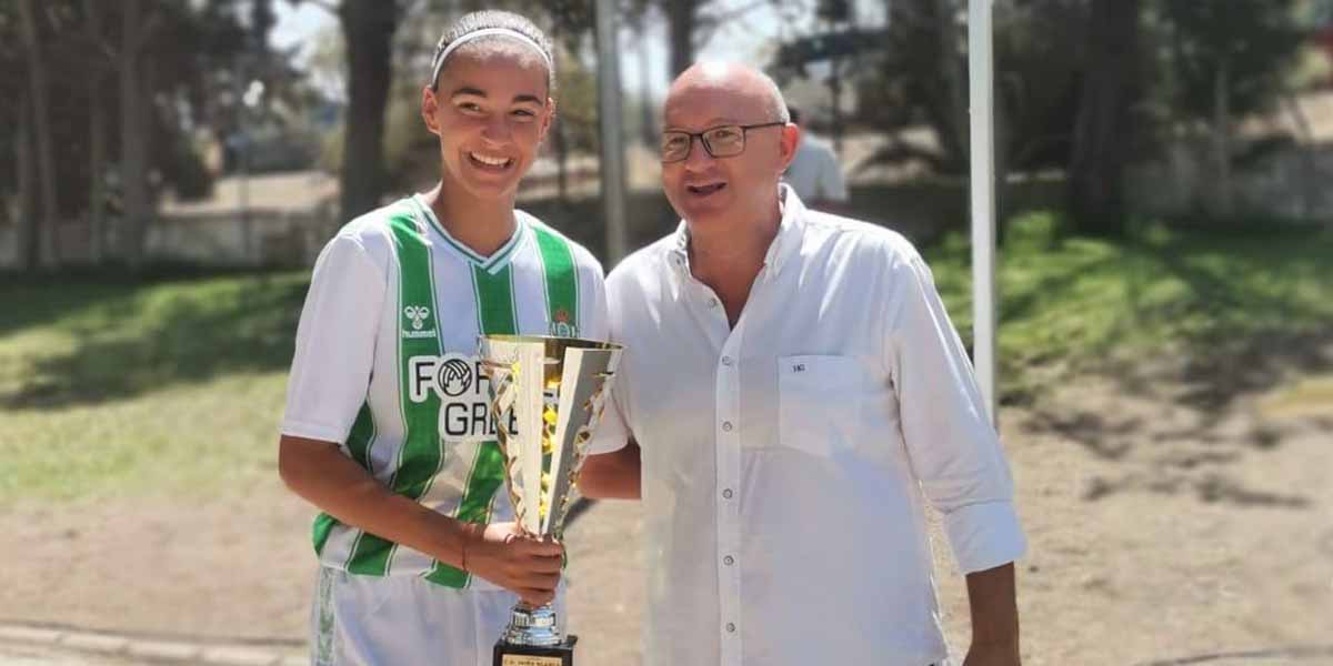 Andrea Caro, central del Real Betis femenino, es homenajeada en El Puerto por su brillante trayectoria