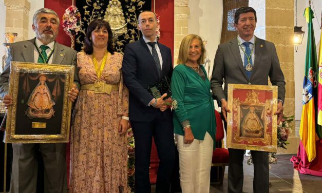 Calleja felicita a Adrián Ríos por su cartel de Pentecostés y a Miguel García por su pregón del Rocío 2024