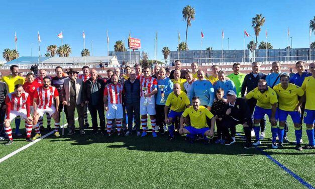 Los Veteranos del Cádiz C. F. se imponen 1-3 a los del Racing en el amistoso a beneficio de la Asociación La Gaviota