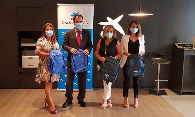 El Puerto recibe 450 kits de material escolar para menores vulnerables