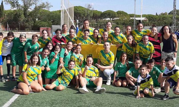Calleja realiza el saque de honor en el partido de fútbol femenino entre el CD SAFA San Luis y el CF Algeciras