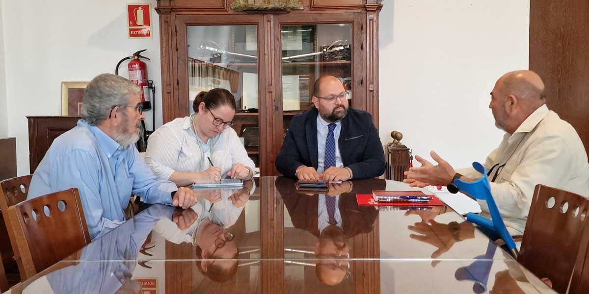 Bello aborda con la Asociación La Gaviota la implantación de mejoras en el Programa Hidrosport