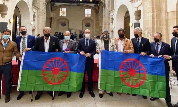 El Puerto iza la bandera romaní para demostrar el orgullo del pueblo gitano