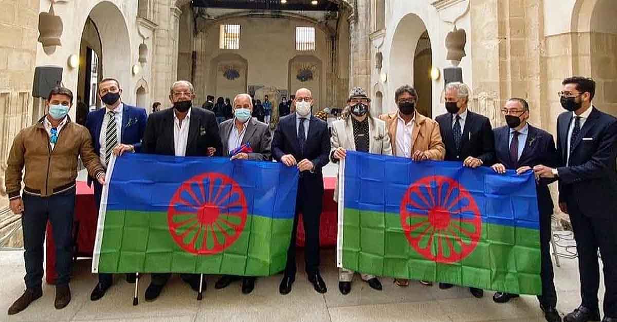 El Puerto iza la bandera romaní para demostrar el orgullo del pueblo gitano