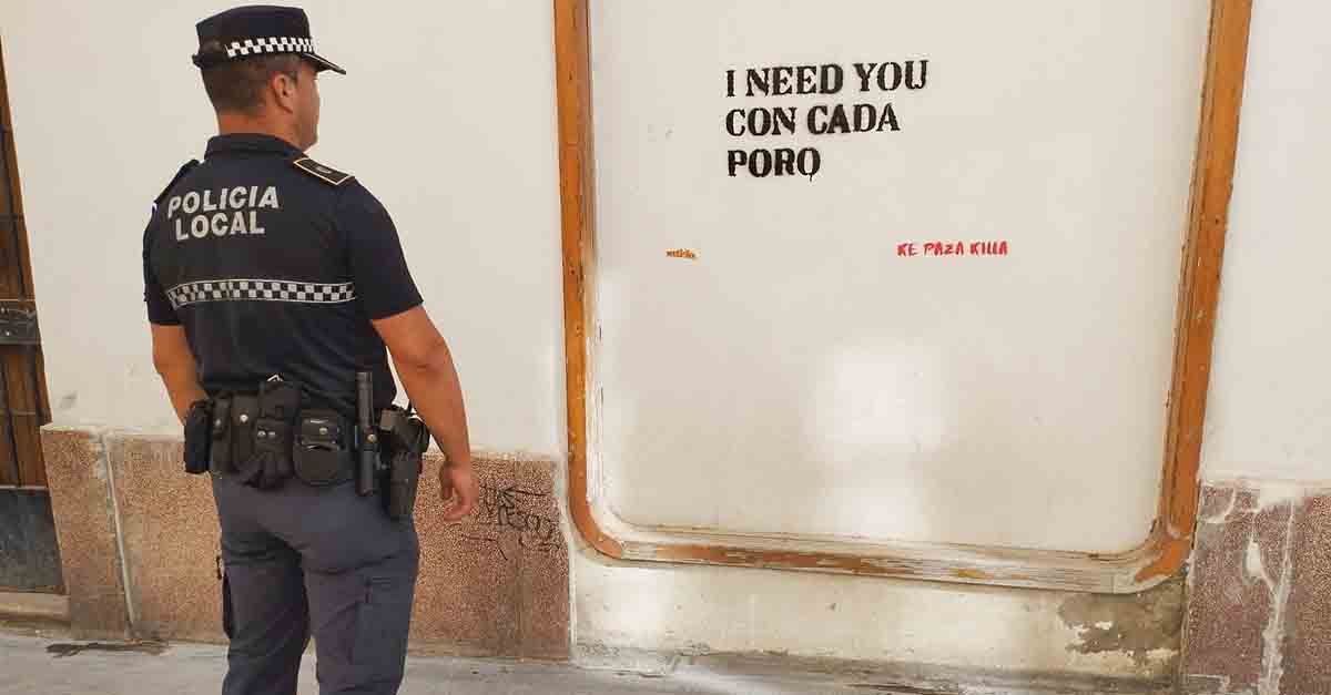 Identificada una grafitera en El Puerto que acaba reparando las pintadas realizadas