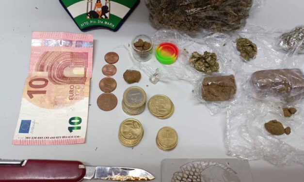 Detenido un menor con hachís y marihuana para su venta en la plazoleta junto al colegio La Salle
