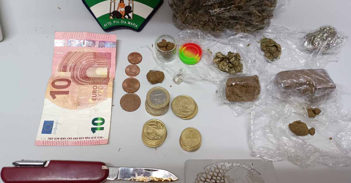 Detenido un menor con hachís y marihuana para su venta en la plazoleta junto al colegio La Salle