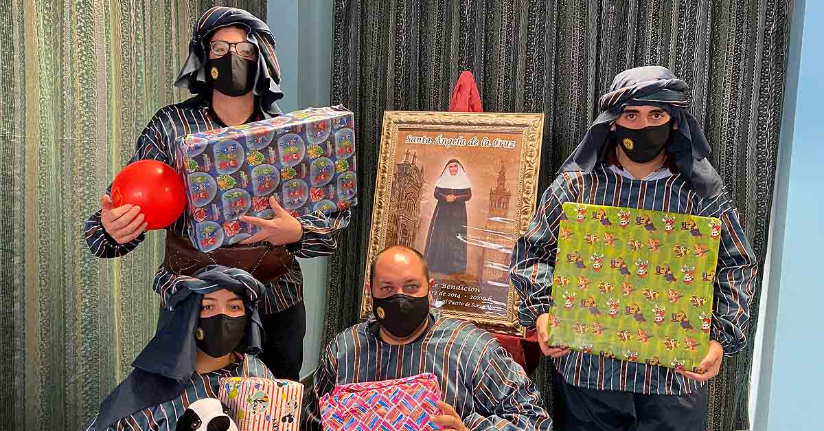 El Resucitado colabora con 'Con una sonrisa' y La Borriquita en el reparto de 300 regalos