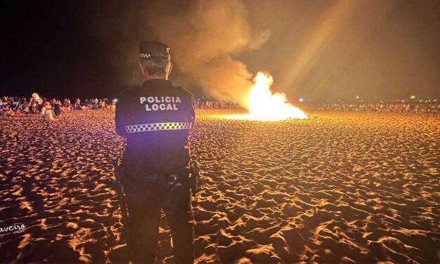 Valdelagrana se consagra con su exitosa Hoguera de San Juan y su Mercadillo de aires ibicencos en el Paseo Marítimo