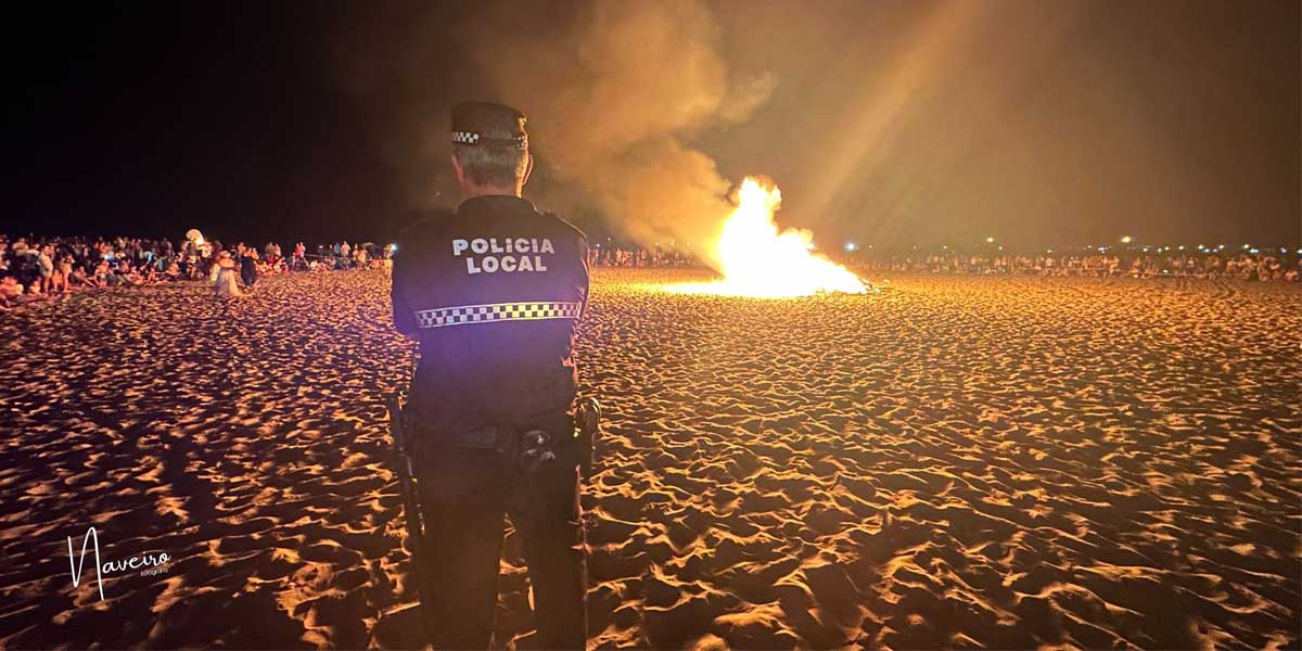 Valdelagrana se consagra con su exitosa Hoguera de San Juan y su Mercadillo de aires ibicencos en el Paseo Marítimo