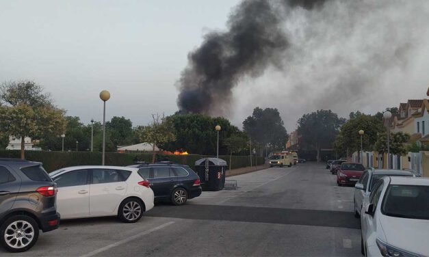 Bomberos extinguen un incendio en un bar en El Águila