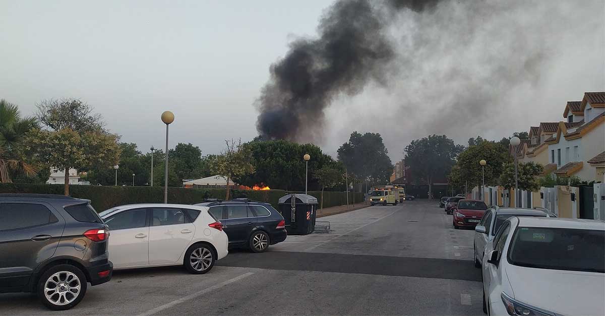 Bomberos extinguen un incendio en un bar en El Águila