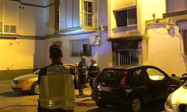 La rápida actuación de la Policía evita males mayores en un incendio en El Puerto