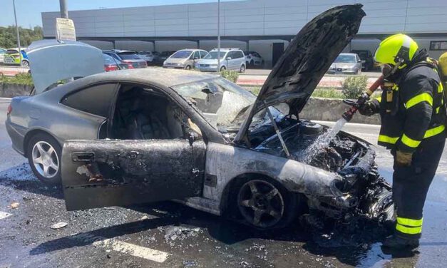 Se incendia un vehículo que circulaba por la Avenida Víctimas del Terrorismo, en El Puerto