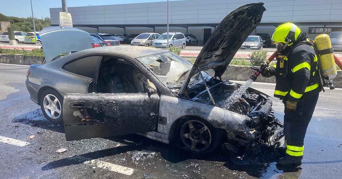 Se incendia un vehículo que circulaba por la Avenida Víctimas del Terrorismo, en El Puerto