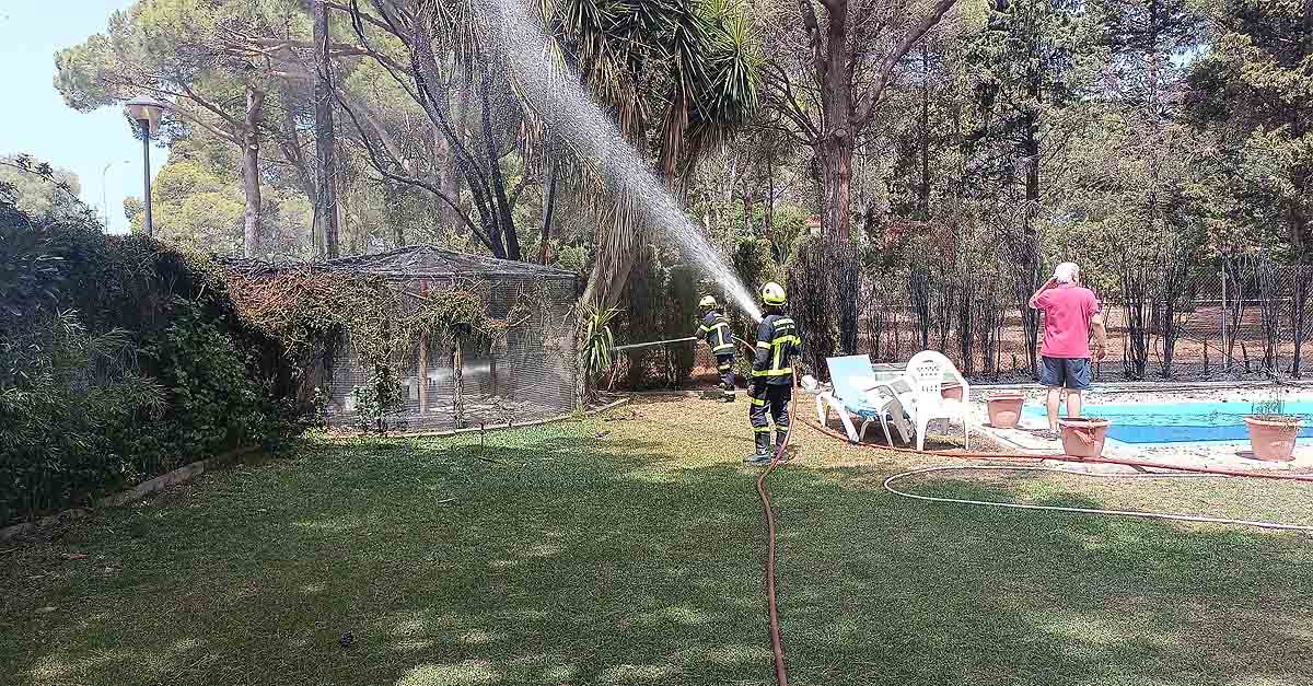Bomberos extinguen un incendio frente al centro comercial de Vistahermosa