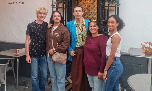 Intercambio de palabras en inglés y español dentro de los actos del Día Internacional del Orgullo