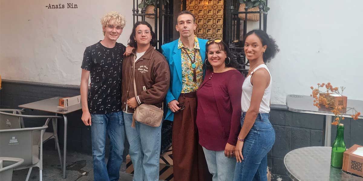 Intercambio de palabras en inglés y español dentro de los actos del Día Internacional del Orgullo