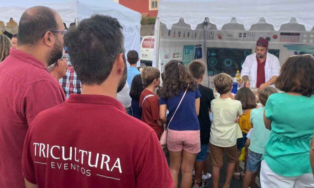 Numerosas familias disfrutan de una jornada de juegos y actividades en Vistahermosa