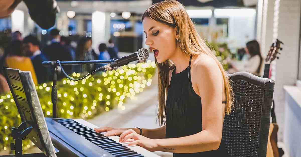 La cantautora portuense Julia González publica su segundo single, 'Mesa para dos'