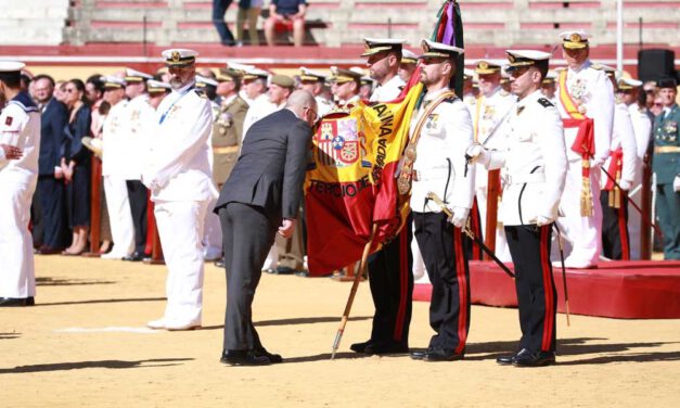 Emotiva e histórica Jura de Bandera para personal civil en El Puerto