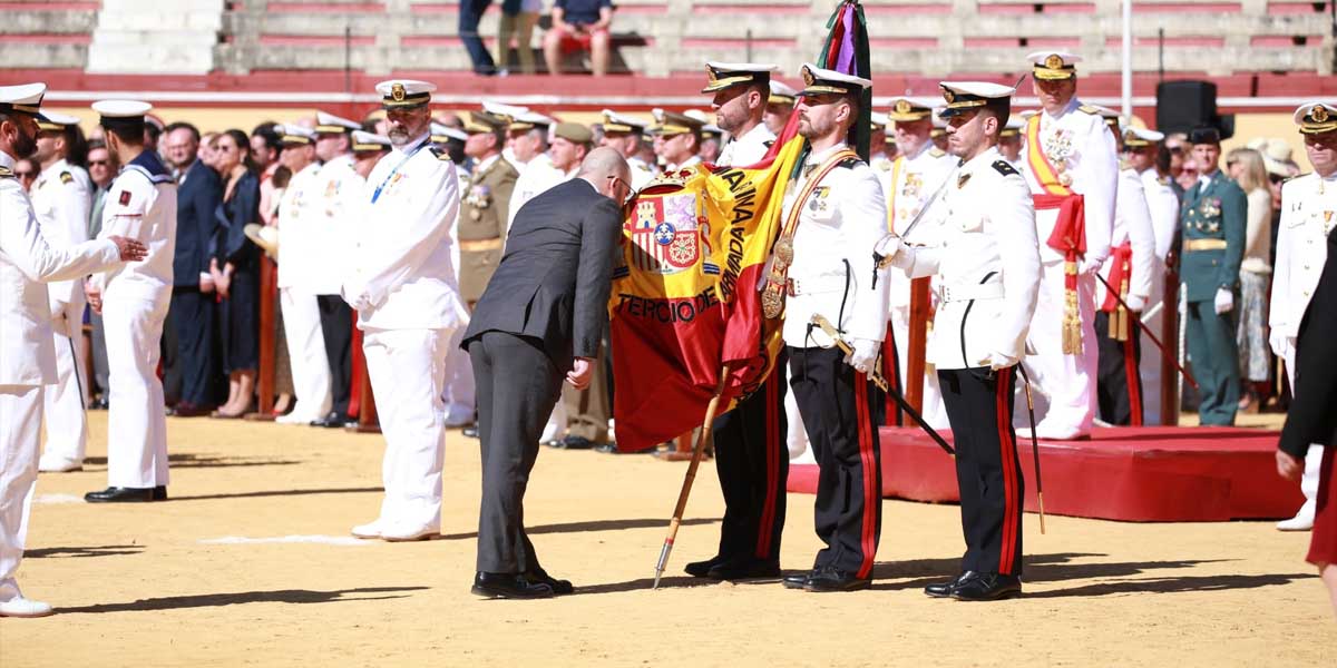 Emotiva e histórica Jura de Bandera para personal civil en El Puerto