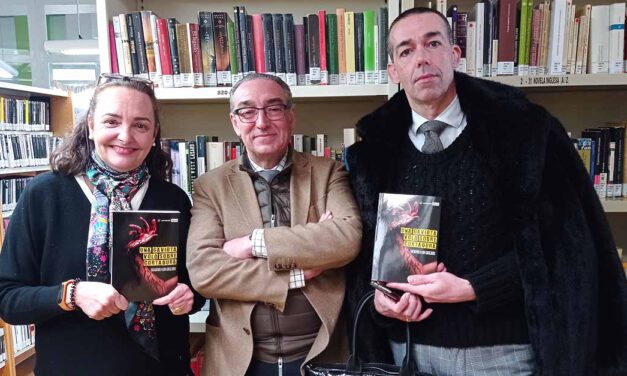 García de Romeu dona a la Biblioteca Municipal ejemplares de su novela 'Una gaviota voló sobre Cortadura'