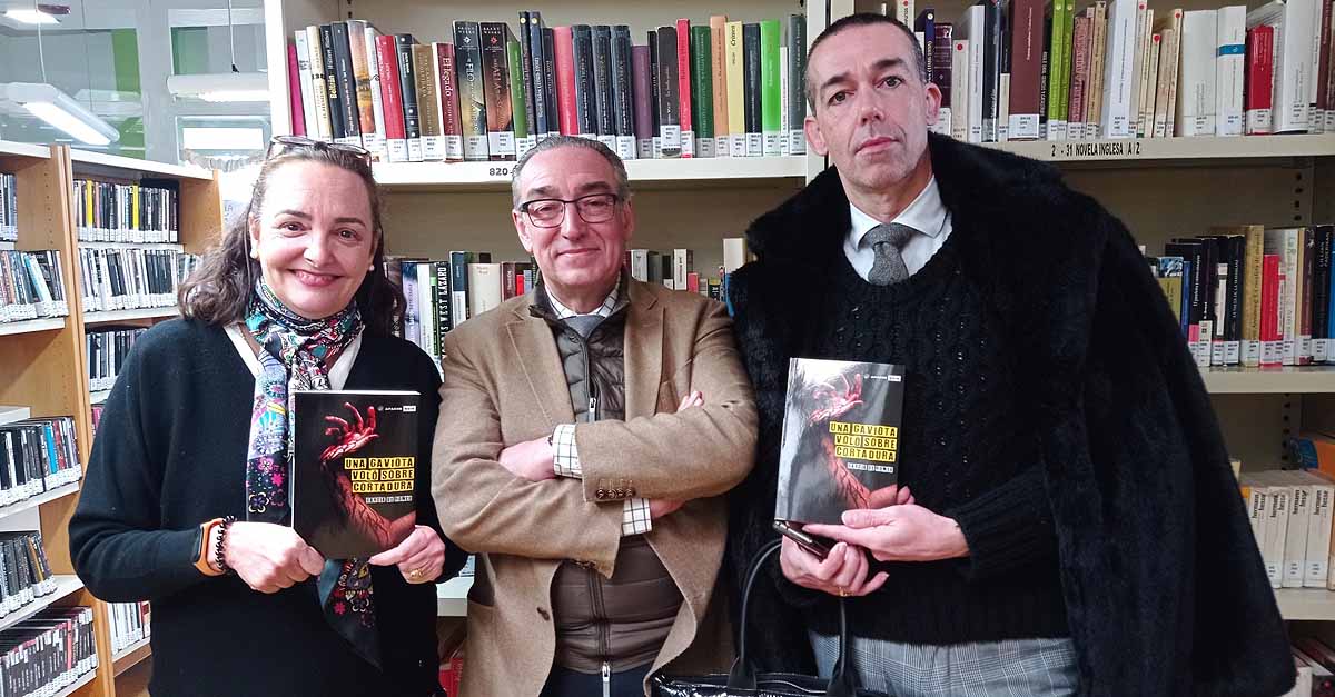 García de Romeu dona a la Biblioteca Municipal ejemplares de su novela 'Una gaviota voló sobre Cortadura'