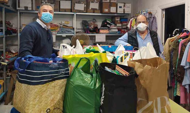 Vox El Puerto entrega más de 200 libros infantiles a Madre Coraje donados por los portuenses