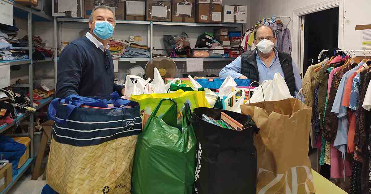 Vox El Puerto entrega más de 200 libros infantiles a Madre Coraje donados por los portuenses