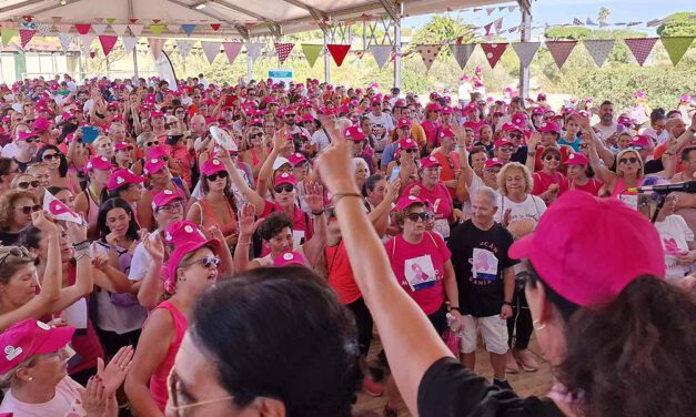 La VII Marcha Rosa bate récord de participación congregando a 1.200 personas