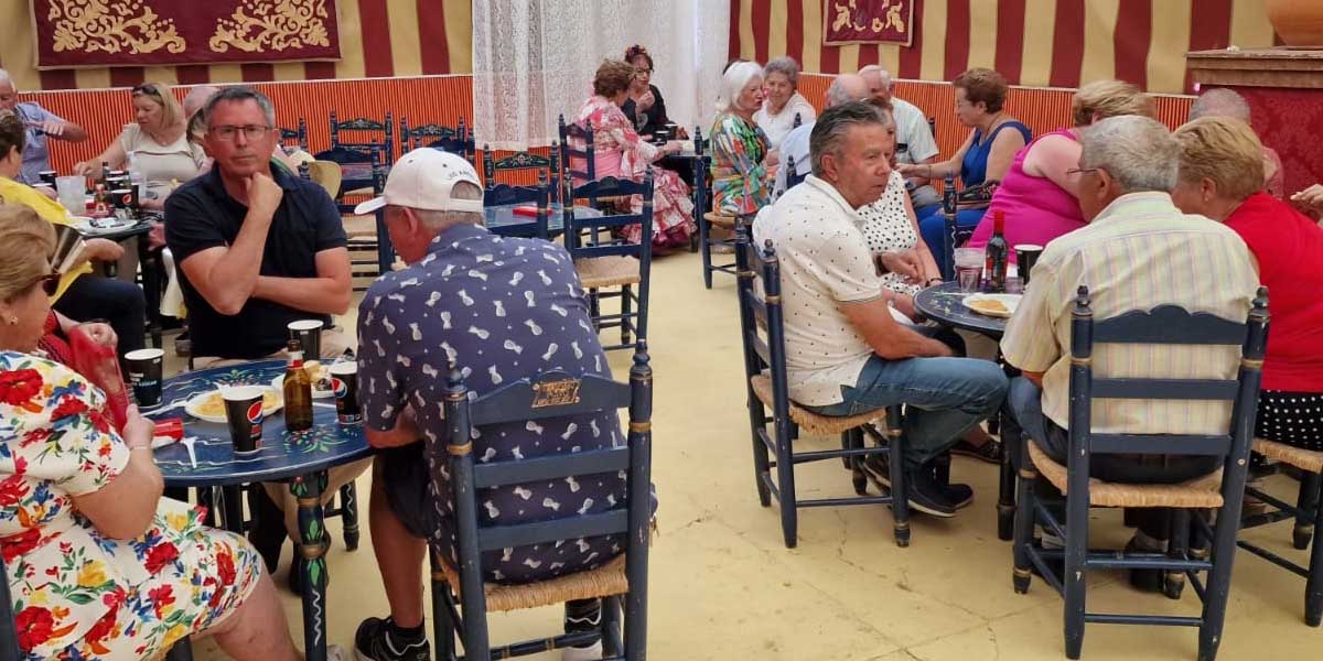 El Ayuntamiento organiza una convivencia para los mayores en la caseta municipal