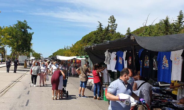 La ansiada vuelta del mercadillo de los martes suspende en organización y gestión