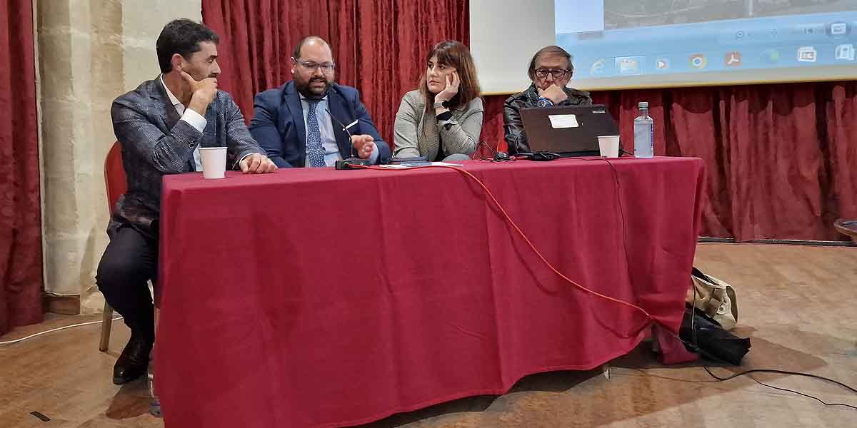 El ciclo de conferencias sobre la Sierra de San Cristóbal subraya el valor del yacimiento de Doña Blanca en la historia de Occidente