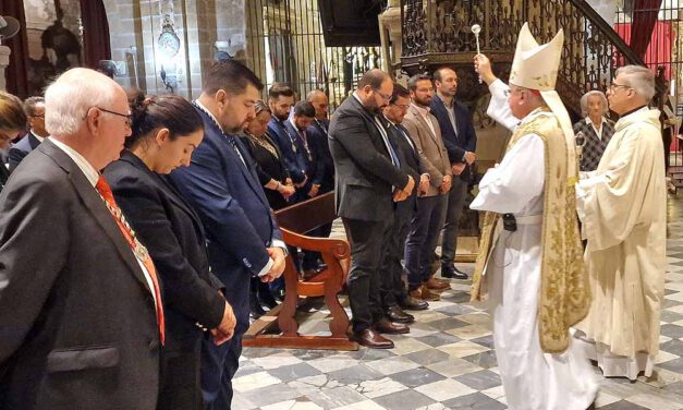 El obispo José Rico bendice en El Puerto el nuevo altar de la Basílica de Nuestra Señora de los Milagros