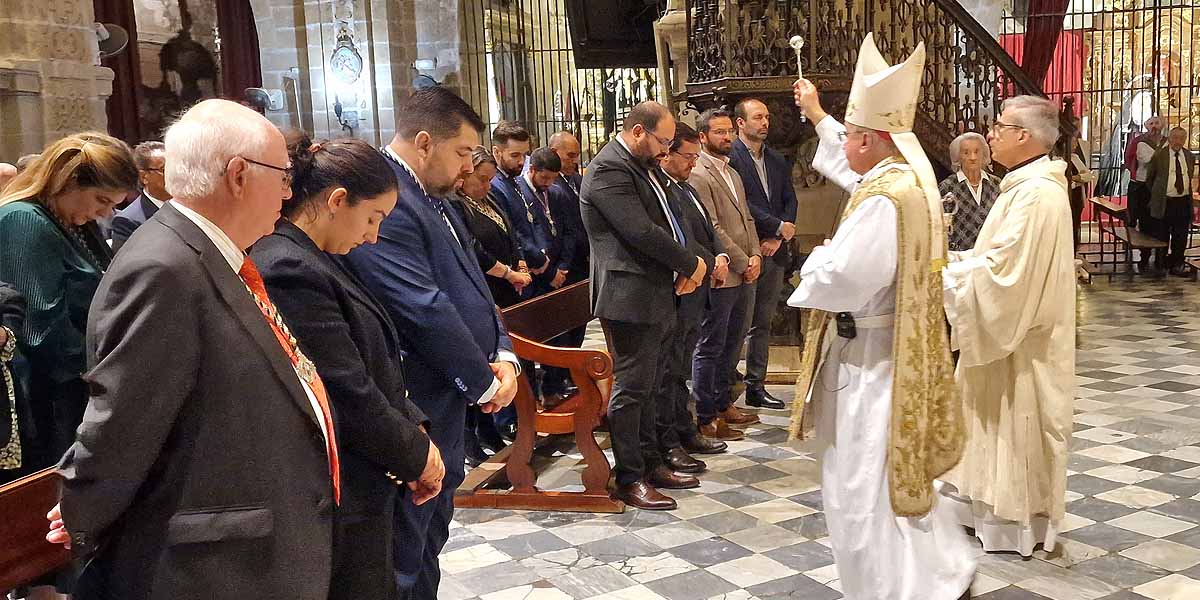 El obispo José Rico bendice en El Puerto el nuevo altar de la Basílica de Nuestra Señora de los Milagros