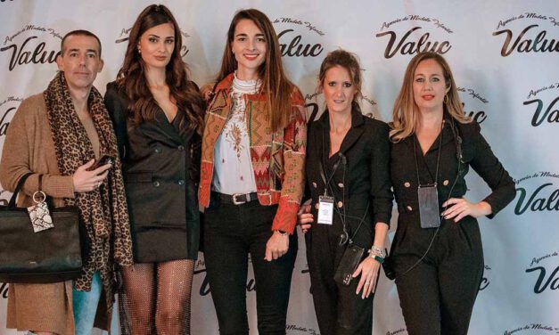 El Monasterio de La Victoria acoge un desfile benéfico para ayudar a la pequeña Valentina